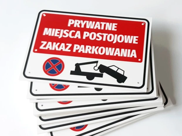 Tabliczka Prywatne miejsca postojowe, zakaz parkowania - Wzór graficzny. Czerwone tło z białym napisem i ikoną holowania