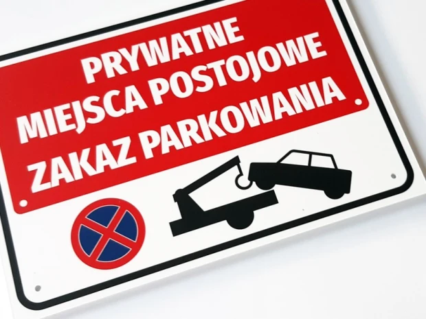 Tabliczka Prywatne miejsca postojowe, zakaz parkowania - Wzór graficzny. Czerwone tło, białe napisy, ikona holowania