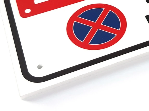 Tabliczka Prywatne miejsca postojowe, zakaz parkowania - Wzór graficzny. Czerwony tekst na białym tle, okrągły symbol zakazu