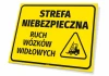 Tabliczka Strefa Niebezpieczna Ruch wózków widłowych - Wzór graficzny. Żółte tło z czarnym tekstem i piktogramem wózka