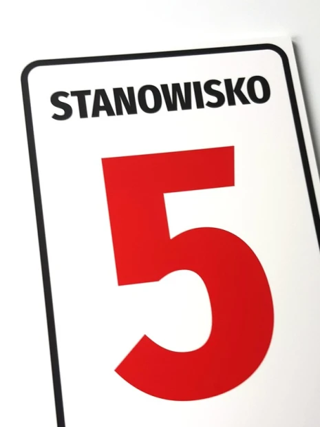 Tabliczka z numerem stanowiska lub oznaczeniem literowym - Wzór graficzny. Biała tabliczka z dużą czerwoną cyfrą 5 i napisem
