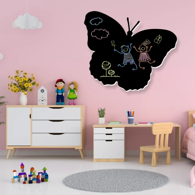 Tablica kredowa 003 motyl - Aranżacja w pokoju dziecięcym. Ściany w kolorze różowym, meble w jasnych odcieniach