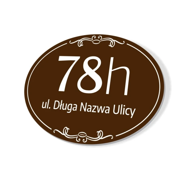 Brązowa owalna tabliczka adresowa na białym tle z polem na numer domu i nazwę ulicy oraz ozdobnym ornamentem