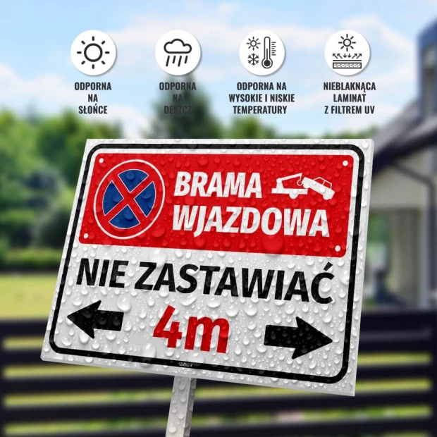 Tabliczka Brama wjazdowa nie zastawiać z miejscem na szerokość bramy, zamontowana na słupku z kroplami wody