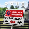 Tabliczka Brama wjazdowa, nie zastawiać, z polem na szerokość bramy - Wzór graficzny. Czerwone tło z białym tekstem