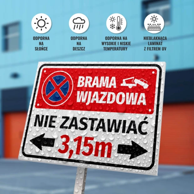 Tabliczka Brama wjazdowa nie zastawiać z polem na szerokość bramy, infografika z opisem odporności na warunki