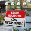 Tabliczka Brama wjazdowa, nie zastawiać - Wzór graficzny. Czerwone tło z białym napisem, ikony symbolizujące odporność