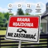 Tabliczka Brama wjazdowa, nie zastawiać - Wzór graficzny. Prostokątna tabliczka z czerwoną ramką, białym tłem i czarnym