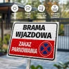 Tabliczka Brama wjazdowa, zakaz parkowania - Wzór graficzny. Prostokątna tabliczka z napisem w dużych literach, czerwony
