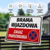 Tabliczka Brama wjazdowa, zakaz parkowania - Wzór graficzny. Prostokątna tabliczka z czerwonym tłem, białymi literami