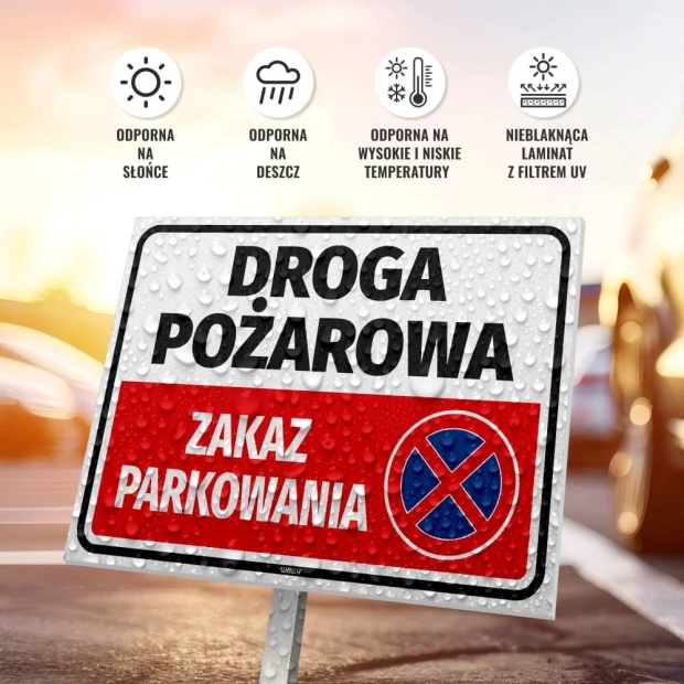 Tabliczka Droga pożarowa zakaz parkowania pokryta kroplami wody na infografice z ikonami odporności na deszcz