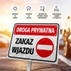 Tabliczka Droga prywatna Zakaz wjazdu - Wzór graficzny. Prostokątna tabliczka z czerwonym tłem, białym napisem i symbolem