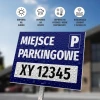 Tabliczka Miejsce parkingowe, z polem na nr rejestracyjny pojazdu - Wzór graficzny. Niebieskie tło z białym napisem