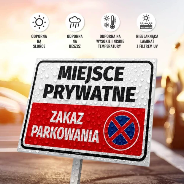 Tabliczka Miejsce prywatne Zakaz parkowania pokryta kroplami deszczu na infografice z ikonami odporności