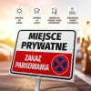 Tabliczka Miejsce prywatne - Zakaz parkowania - Wzór graficzny. Prostokątna tabliczka z białym tłem, czerwonym paskiem