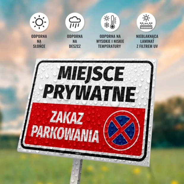 Tabliczka Miejsce prywatne Zakaz parkowania na słupku w ujęciu z ikonami odporności na warunki atmosferyczne