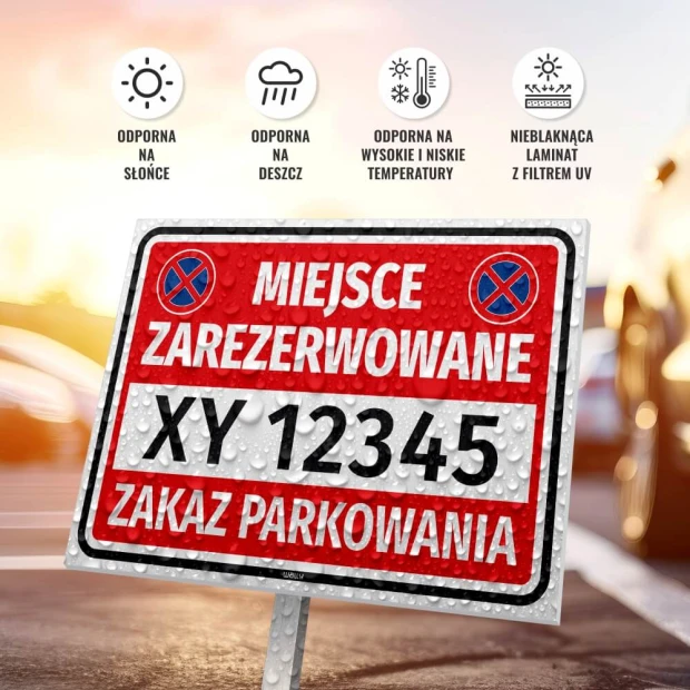 Tabliczka Miejsce zarezerwowane zakaz parkowania zamontowana na słupku w ujęciu prezentującym odporność na deszcz