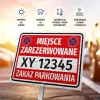 Tabliczka Miejsce zarezerwowane, zakaz parkowania T619, z polem na nr rejestracyjny pojazdu - Wzór graficzny. Czerwone tło