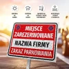 Tabliczka Miejsce zarezerwowane, zakaz parkowania T675, z polem na nazwę firmy - Wzór graficzny. Czerwone tło z białymi