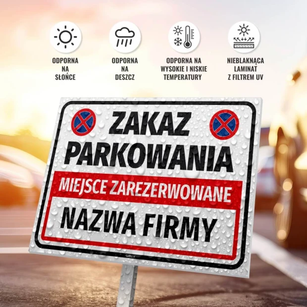 Tabliczka Zakaz parkowania Miejsce zarezerwowane na słupku, pokryta kroplami wody, z ikonami odporności na UV i deszcz