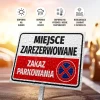 Tabliczka Miejsce zarezerwowane, zakaz parkowania - Wzór graficzny. Prostokątna tabliczka z czerwonym i białym tłem