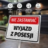 Tabliczka Nie zastawiać, wyjazd z posesji - Wzór graficzny. Prostokątna tabliczka z dużymi literami, w kolorze białym