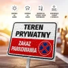 Tabliczka Teren prywatny, zakaz parkowania - Wzór graficzny. Biała tabliczka z czerwonym tłem i niebieskim symbolem zakazu