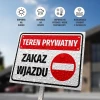 Tabliczka Teren prywatny Zakaz wjazdu - Wzór graficzny. Prostokątna tabliczka z czerwonymi i białymi napisami oraz symbolem