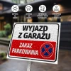 Tabliczka Wyjazd z garażu, zakaz parkowania - Wzór graficzny. Prostokątna tabliczka z czerwonym napisem na białym tle