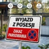 Tabliczka Wyjazd z posesji, zakaz parkowania - Wzór graficzny. Prosty prostokąt z czerwonym tłem, białym napisem i symbolem