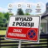 Tabliczka Wyjazd z posesji, zakaz parkowania - Wzór graficzny. Prostokątna tabliczka z czerwonym i białym tłem, z symbolem