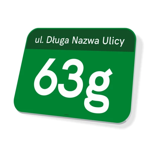 Zielona tabliczka adresowa na białym tle z przykładowym polem na numer domu i nazwę ulicy, ukazana pod kątem