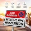 Tabliczka Zakaz parkowania Nie dotyczy mieszkańców - Wzór graficzny. Czerwone tło z białym napisem i symbolem zakazu