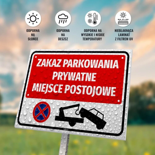 Tabliczka Zakaz parkowania Prywatne miejsce postojowe zamontowana na słupku w ujęciu z kroplami deszczu