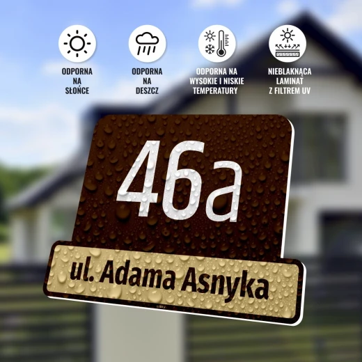 Tabliczka adresowa z polem na numer domu i ulicę przedstawiona na infografice z opisem odporności na warunki UV