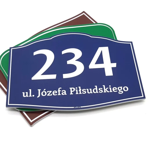 Porównanie wariantów kolorystycznych tabliczki na dom z polem na numer i ulicę, z ozdobnym łukiem u góry