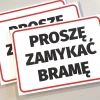 Tabliczka Proszę zamykać bramę - Wzór graficzny. Prosta forma z dużymi, czarnymi literami na białym tle, otoczona czerwoną