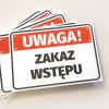 Tabliczka Uwaga, zakaz wstępu - Wzór graficzny. Prostokątna tabliczka z czerwonym tłem i białym napisem