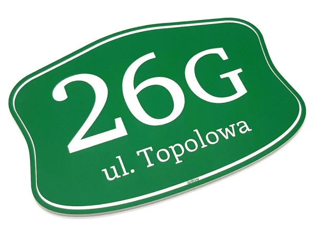 Zielona tabliczka adresowa na białym tle z przykładowym polem na numer domu i nazwę ulicy w ujęciu pod kątem