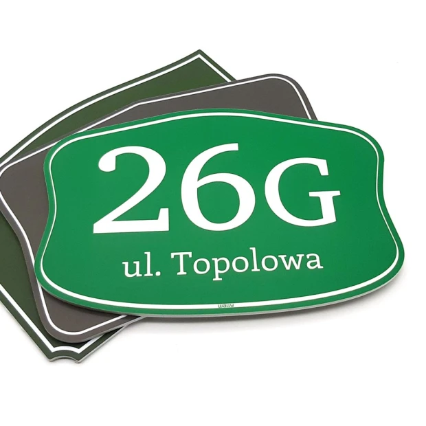 Porównanie wariantów kolorystycznych tabliczki adresowej z przykładowym polem na numer domu i nazwę ulicy