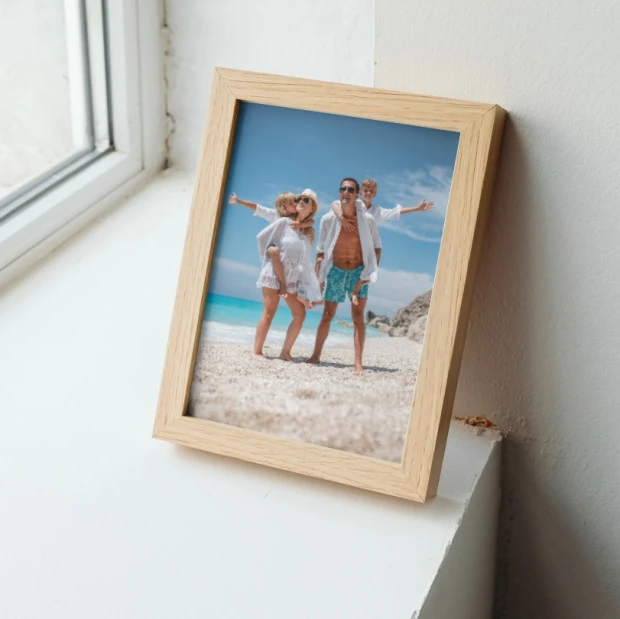 Plakat fotoplakat ze zdjęcia 30x40 cm - Aranżacja w pokoju. Ściany w jasnym kolorze, okno z widokiem na plażę