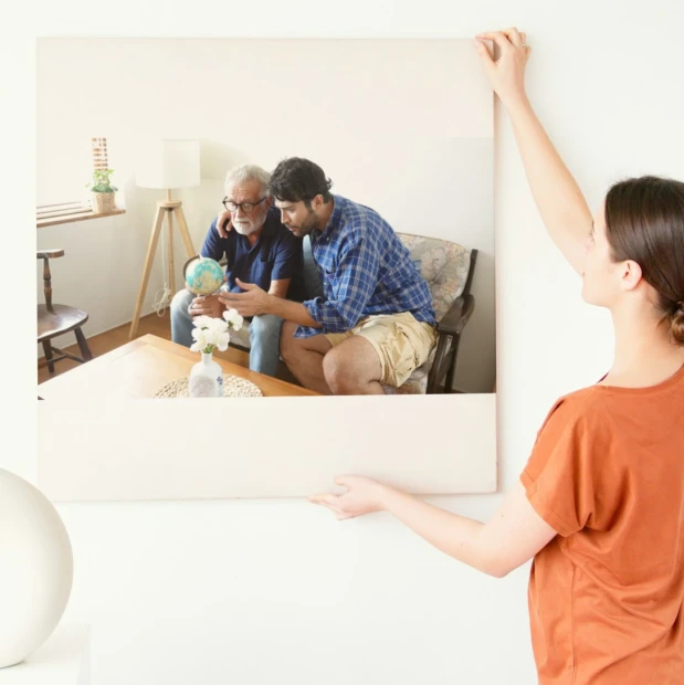 Plakat fotoplakat ze zdjęcia 50x50 cm - Aranżacja w salonie. Jasne ściany, drewniane meble, stół z kwiatami