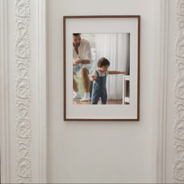 Plakat fotoplakat ze zdjęcia 70x100 cm - Aranżacja w jasnym pokoju. Ściany w odcieniach bieli i beżu