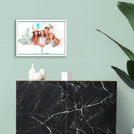 Plakat kolaż ze zdjęć w formie różnych kształtów 50x70 cm - Aranżacja w salonie. Ściany w jasnym kolorze, meble w ciemnym