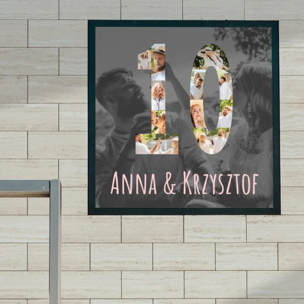 Kwadratowy plakat z kolażem zdjęć w kształcie liczby 10, z przykładowym podpisem, zaprezentowany w ramie
