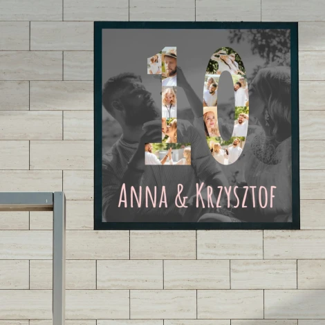 Kolaż ze zdjęć na prezent w kształcie cyfry, liczby 50x50 cm - Wzór graficzny. Cyfra 10 wypełniona zdjęciami, imiona na dole