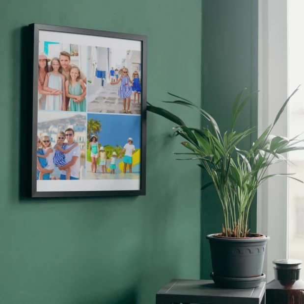 Plakat kolaż ze zdjęciami 30x40 cm - Aranżacja w salonie. Ściany w kolorze zielonym, obok roślina w doniczce