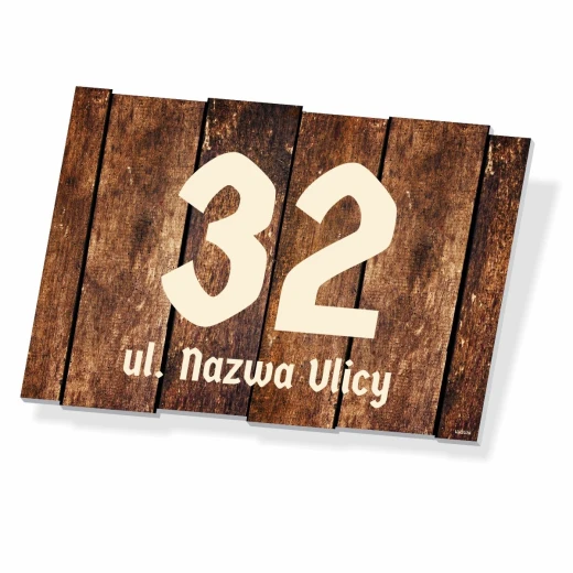 Tabliczka adresowa z nadrukiem pionowych desek oraz miejscem na numer domu i nazwę ulicy, pokazana pod kątem