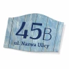 Tabliczka na dom z numerem posesji, ulicą - Wzór graficzny. Kształt falisty, niebieskie tło z białymi literami i cyframi