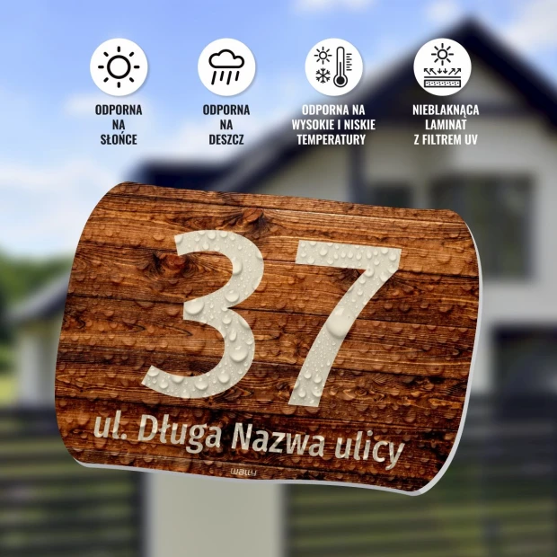 Tabliczka na ogrodzenie, posesję, z numerem, ulicą - Wzór graficzny. Kształt prostokątny, tło imitujące drewno, duży numer